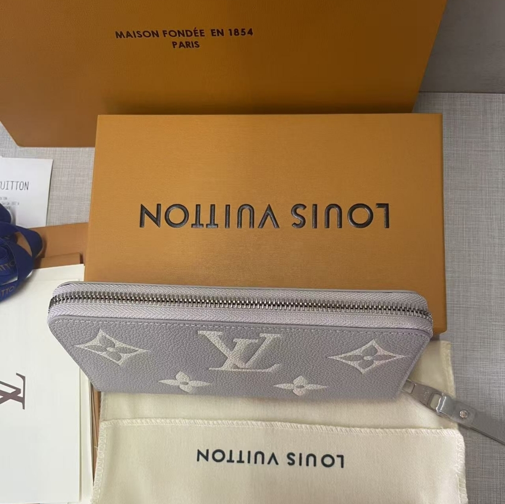 Louis Vuitton Monogram Zippy Wallet - Picture 3 of 11